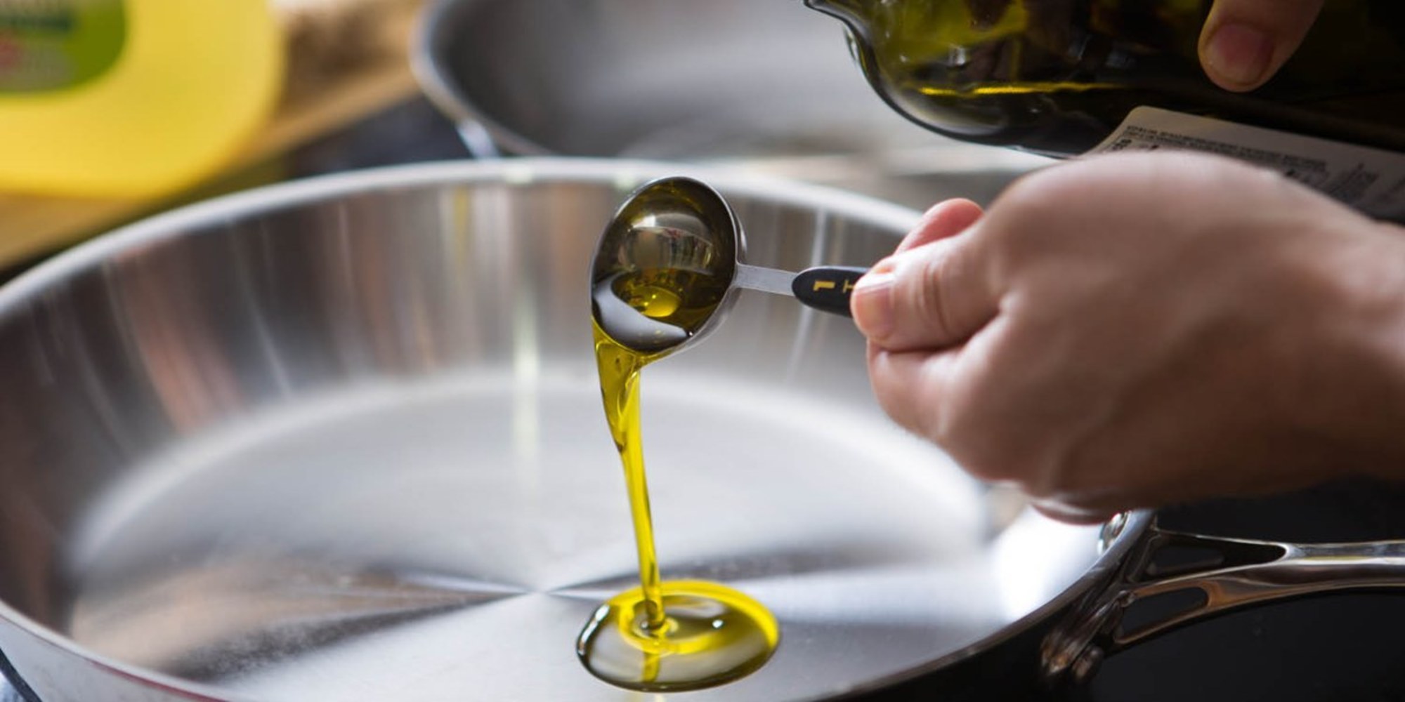 Дымление оливкового масла. Масло для готовки. Растительное масло для готовки. Масло на сковороде. Растительное масло на кухне.