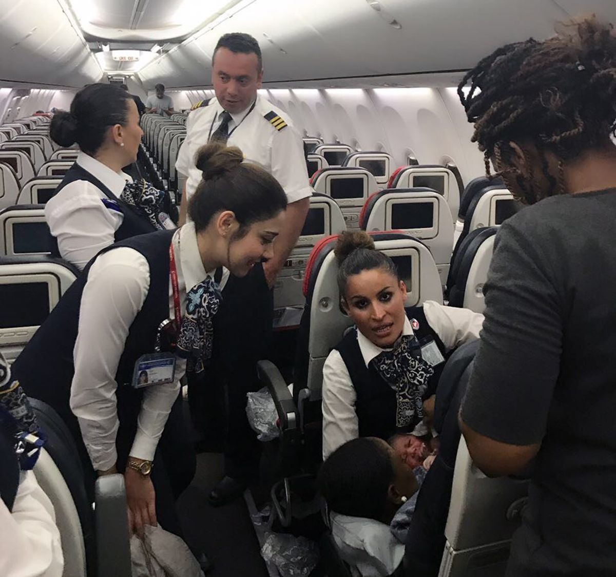 Дети на борту самолета. Turkish Airlines самолеты. Родился на борту самолета. Перелет с младенцем Туркиш Эйрлайнс.