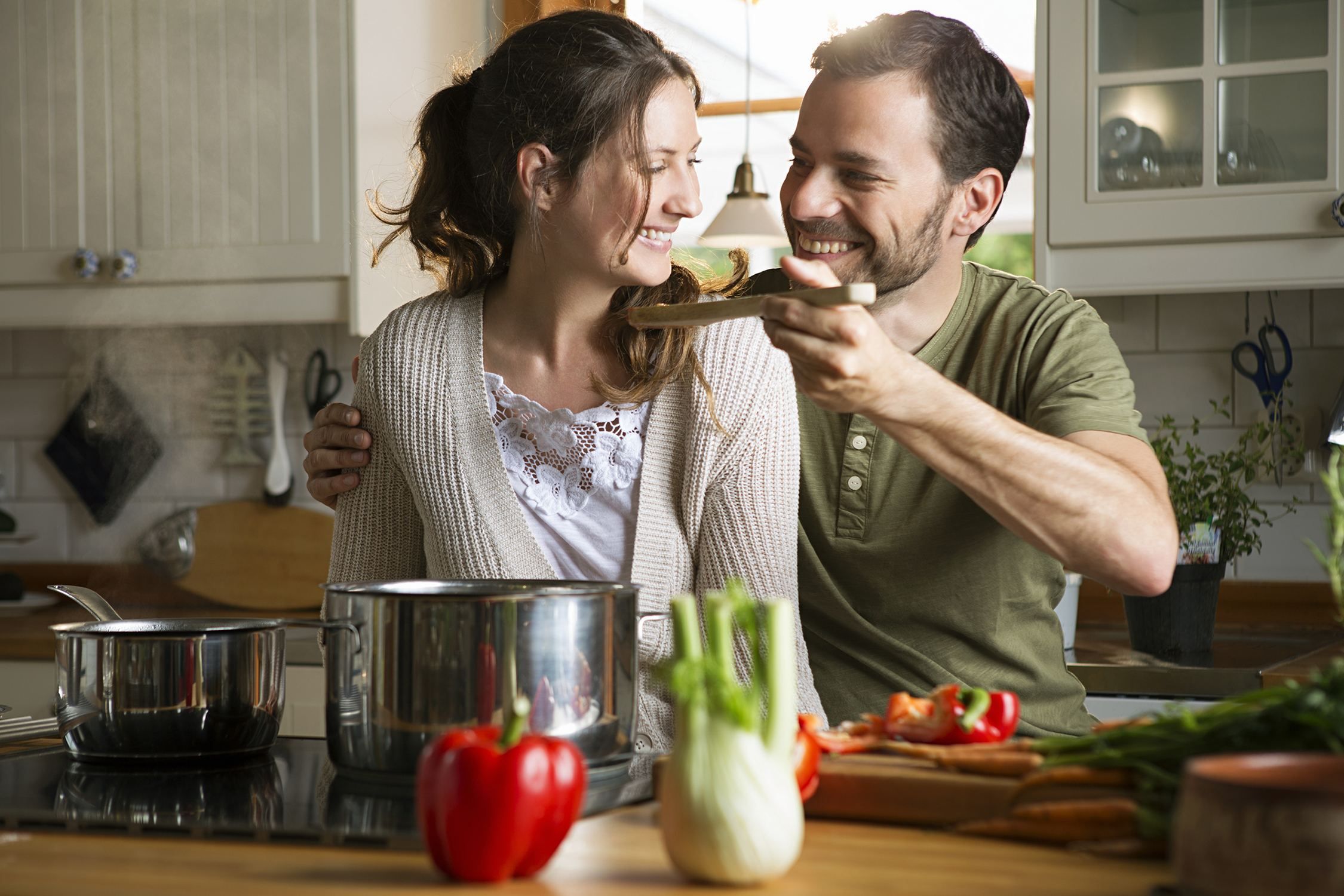 Пока жена готовит муж. Готовка на кухне. Готовим вместе. Муж и жена готовят. Семейная пара на кухне.