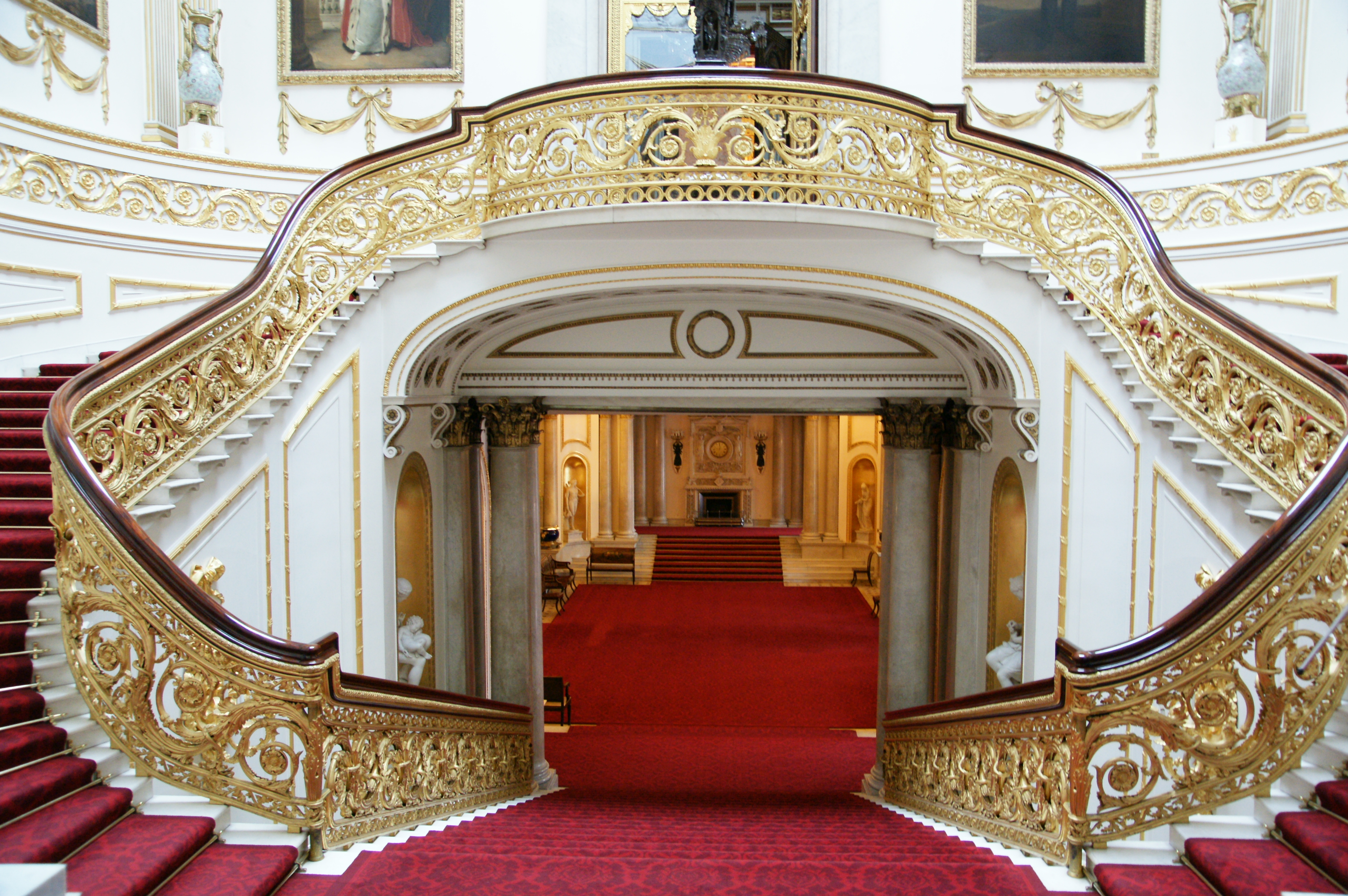 Королевское госп. Парадная лестница Букингемского дворца. Букингемский дворец лестница. Букимдемский Доворец порадная лестница. Королевская Grand Staircase.