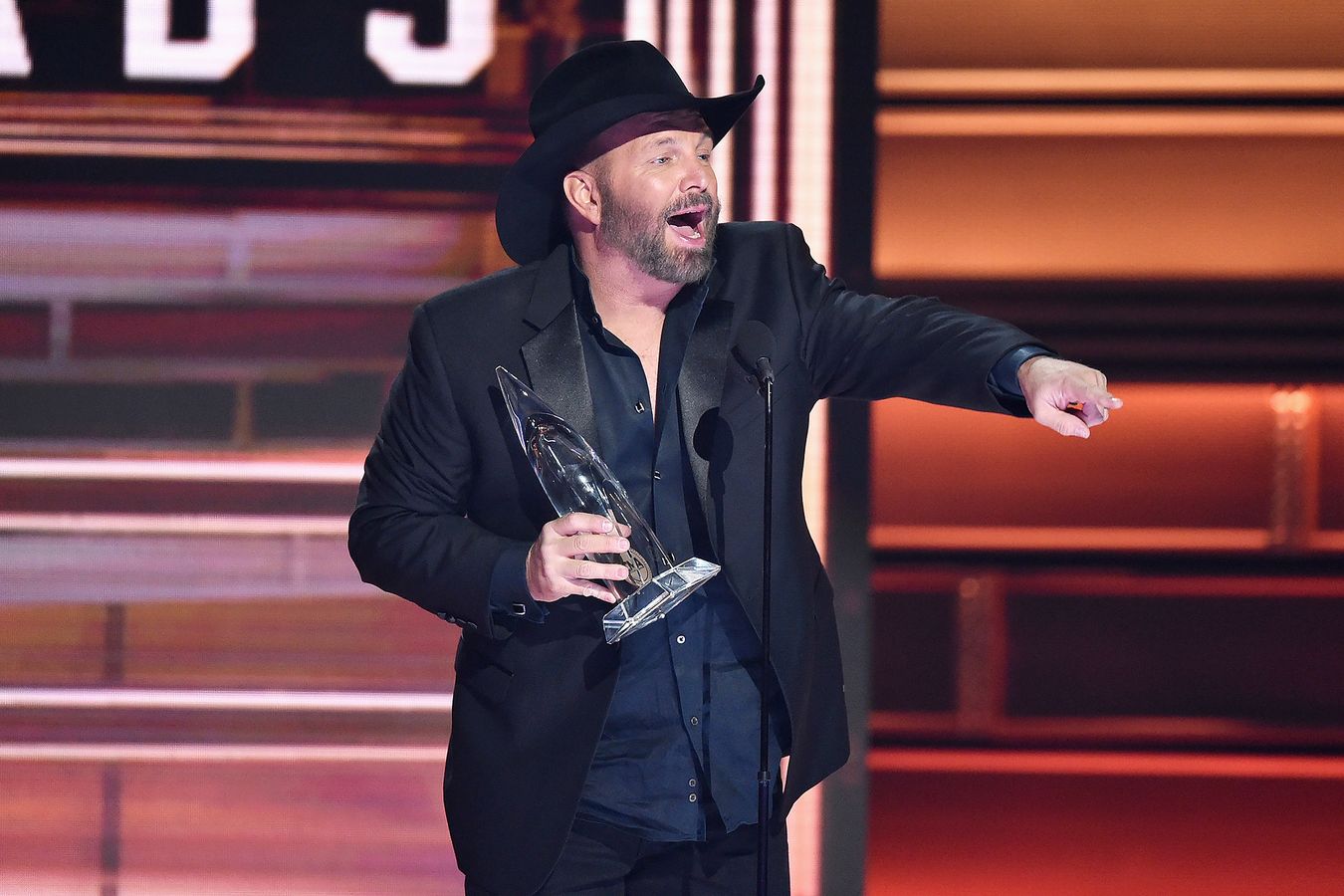 Country Artists Are Defending Garth Brooks For Lip-Syncing Controversy