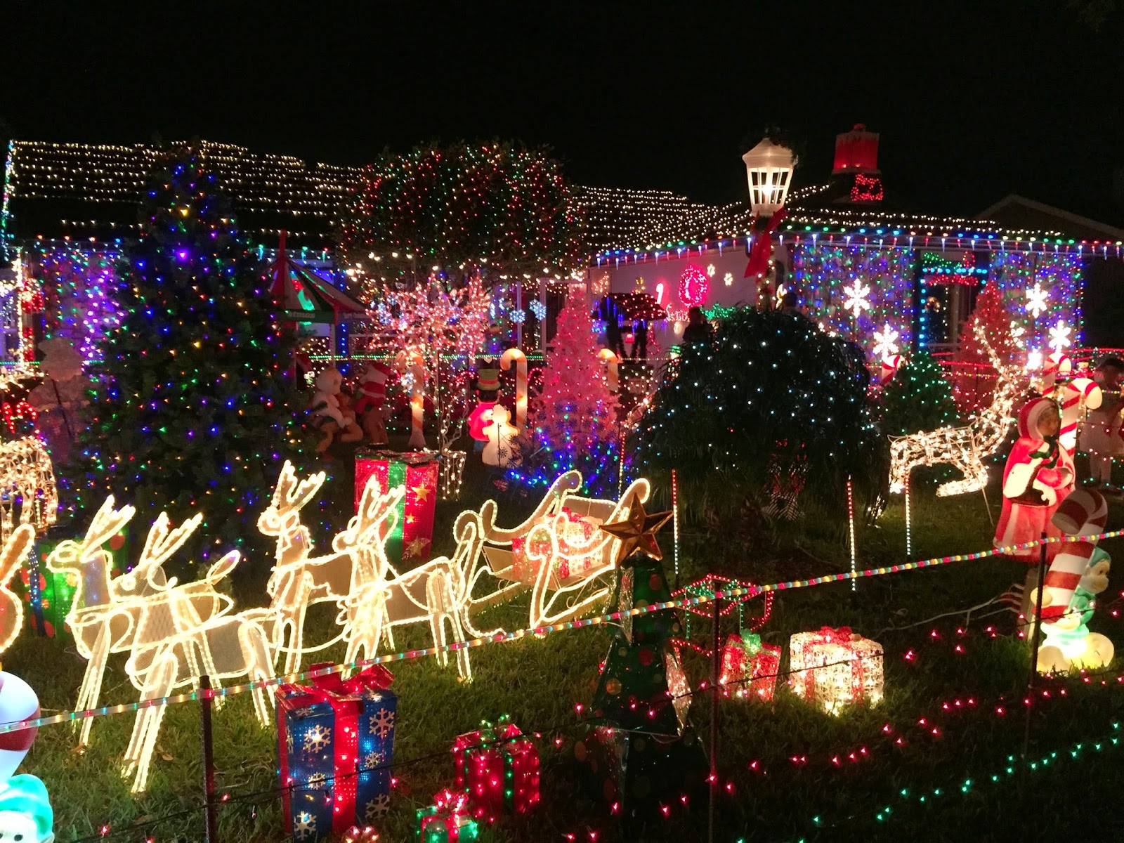 15 Incredible Christmas Lights That Are So Good We Can't Even Feel Jealous