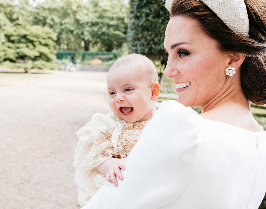 Kate Middleton hold Prince Louis