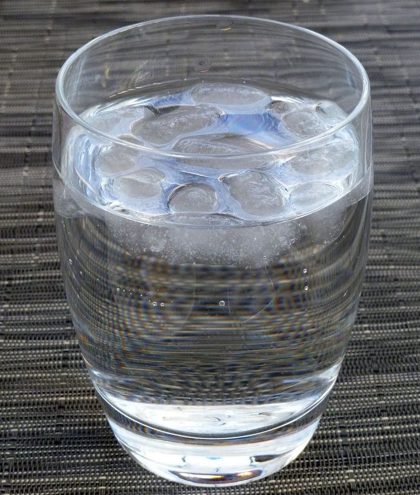 Воду можно кипятить в любой стеклянной посуде. Стакан воды. Стаканчик с водой. Бокалы для воды. Вода питьевая в стакане.