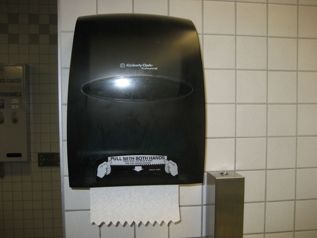 Paper towel dispenser 