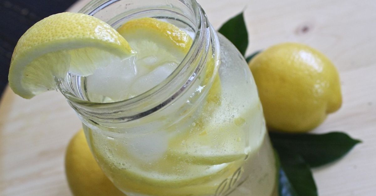 lemon in drink 