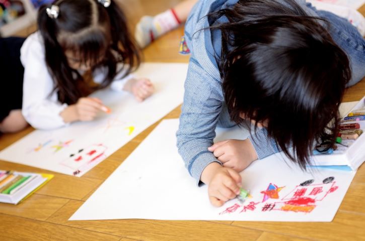 children drawing 