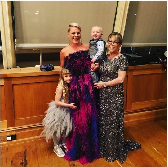 Pink with her mom and children