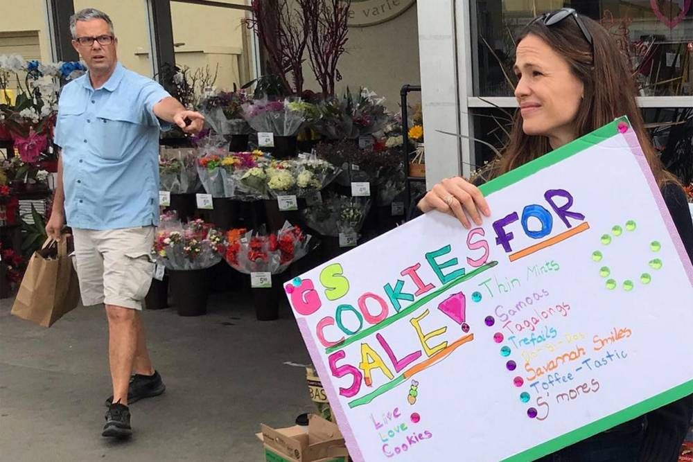 Jennifer Garner helps sell girl scout cookies