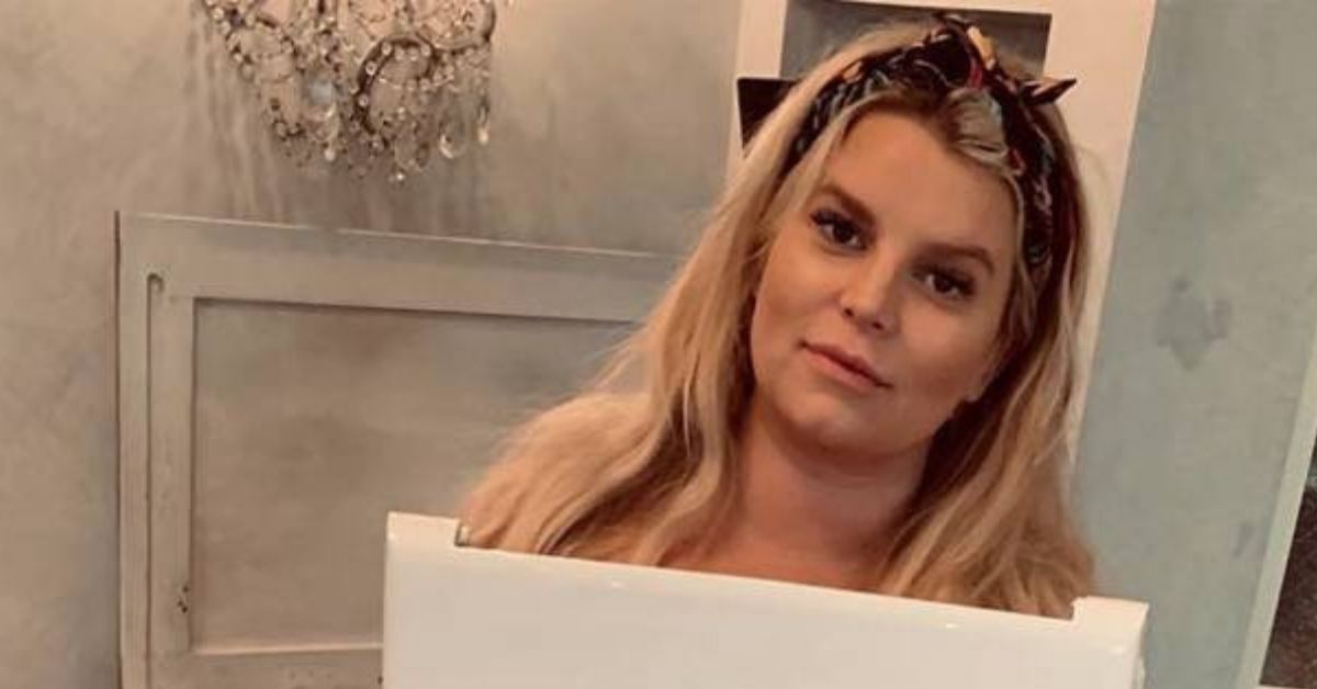 Pregnant Jessica Simpson Shares Warning After Hilarious Toilet Seat Mishap 
