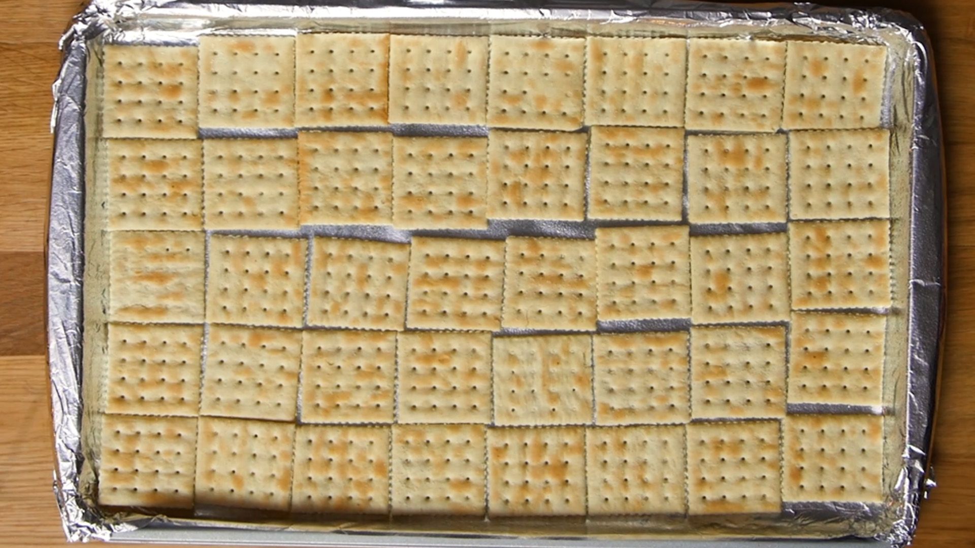 baking tray with aluminum foil lined with saltines