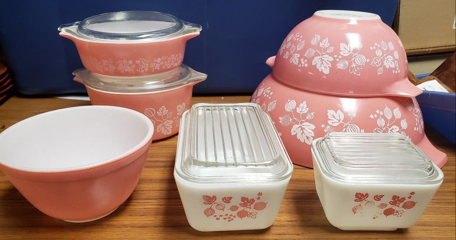 Pyrex Gooseberry set in pink and white 